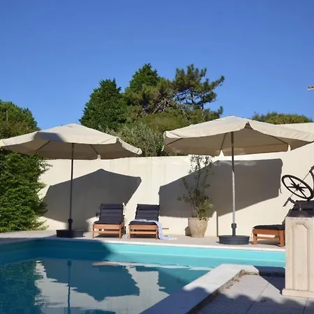 Vakantiehuis Spacious Villa With Pool 5 Minutes From The Beach *