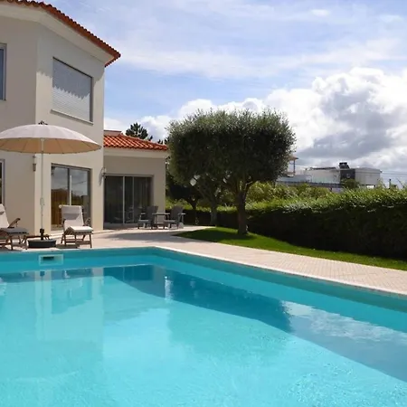 Vakantiehuis Spacious Villa With Pool 5 Minutes From The Beach